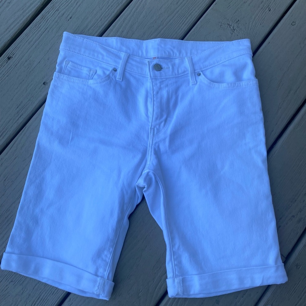 NWOT Levi’s - Woman’s white denim low rise shorts with cuffs, Size: 29